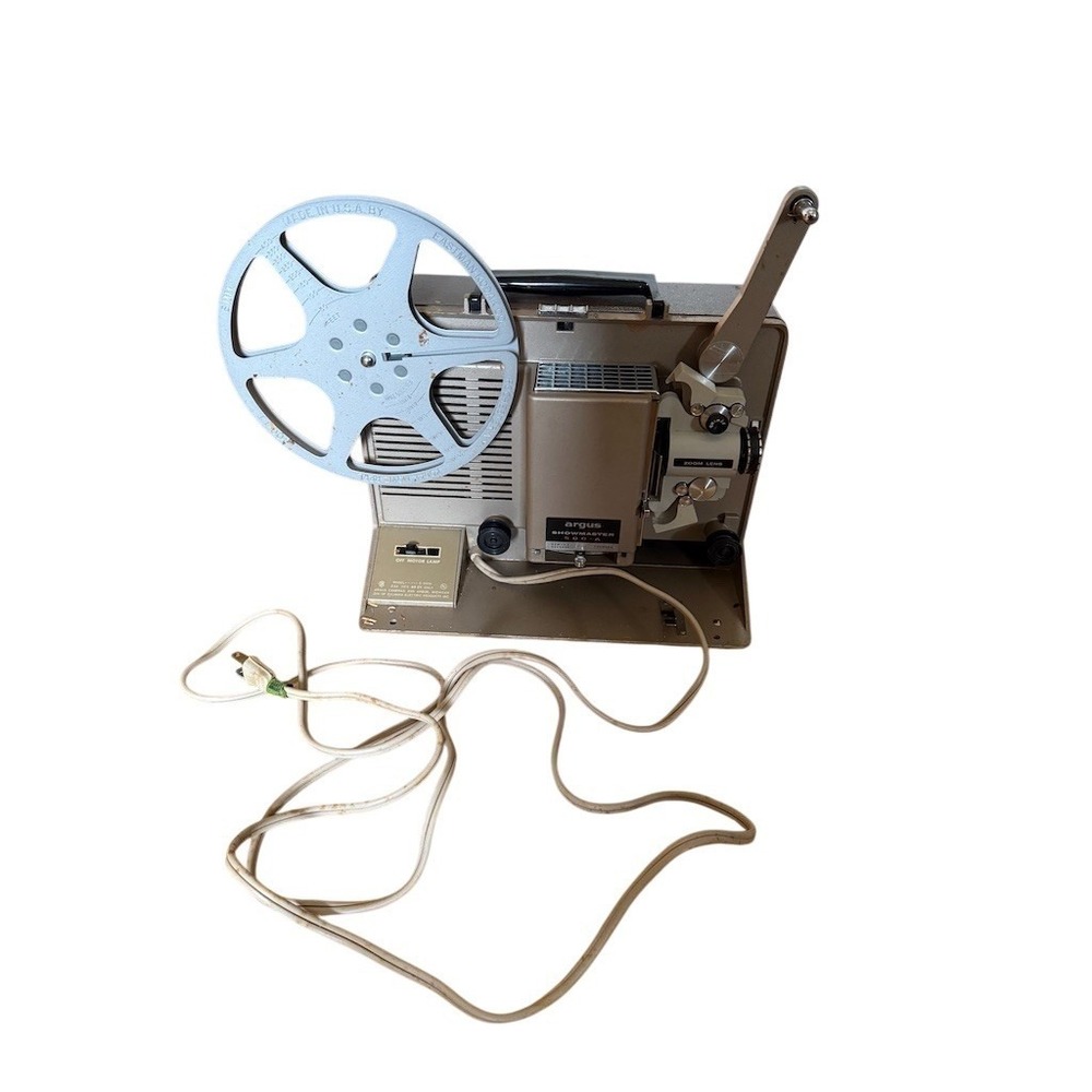 Argus Showmaster 8mm Movie Film Projector w/ Zoom Lens Case & Reel‎ works great